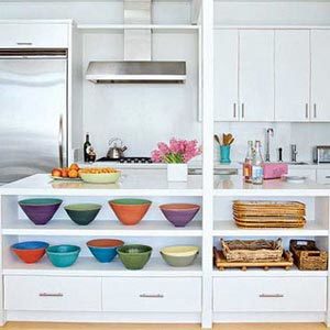 Изберете ястия за кухнята в ярки, наситени цветове.