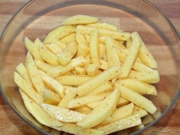 Картофи смесва с протеини.