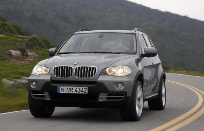  Популярни немски кросоувър BMW X5 E70 в организма. | Снимка: www.autoevolution.com.