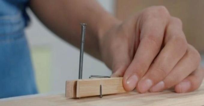 "Остаряло" начин на пирони без да се застрашава пръсти