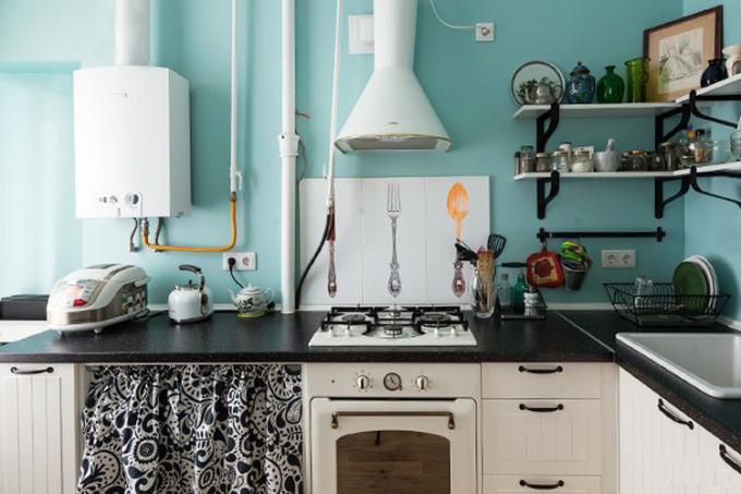 Както можете да видите, дори газова печка и аспиратор могат да бъдат подходящо включени в интериора на малка кухня.