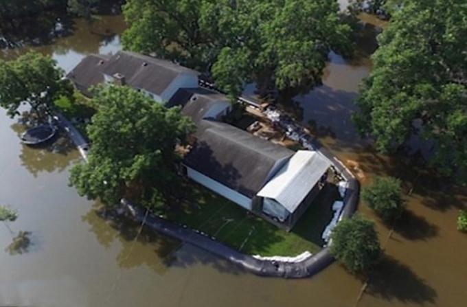 Домашна язовир спасен от мястото на наводнения.