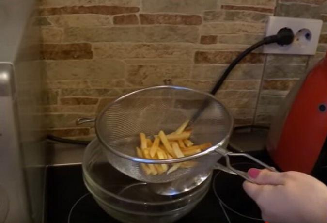 Можете да поставите картофи в гевгир да се стъкло излишната мазнина от него.