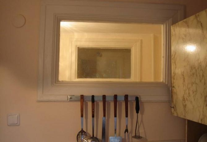 Прозорецът между кухнята и времето, необходимо за естествено осветление на последния банята.