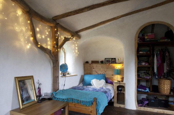 Уютна спалня в къща хобит. | Снимка: thesun.co.uk.