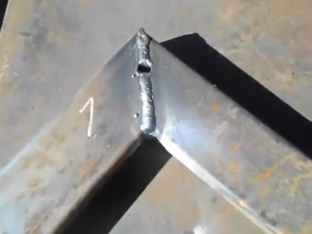 Оказа метал изгаряне чрез при заваряване както ще zaplavlyat