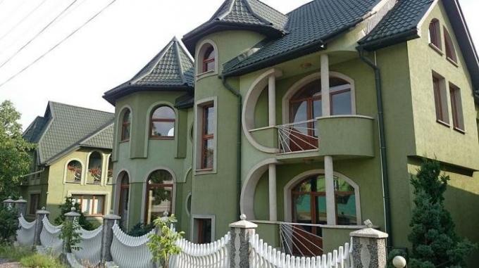 Най-богатият село в Украйна, където няма едноетажна сграда.