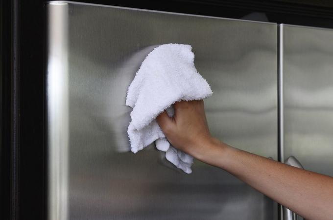 Външната страна на хладилника е лесна за почистване със сапунена вода