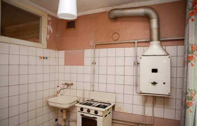 Смятало се, че в домовете с газова печка трябваше да бъде наличието на малък прозорец.