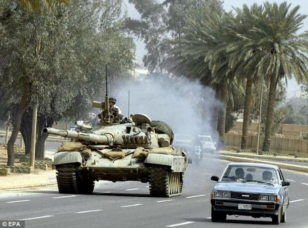 T-72 на път близо до Багдад. 2003 година.