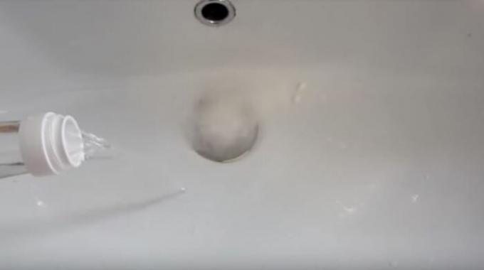 Как бързо почистване на мивката, когато водата престане да отиде в канала