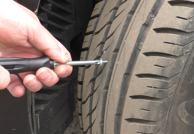 Когато пункция безкамерна гума бавно достигне гума може да бъде затворен отвор иглолистна дървесина 