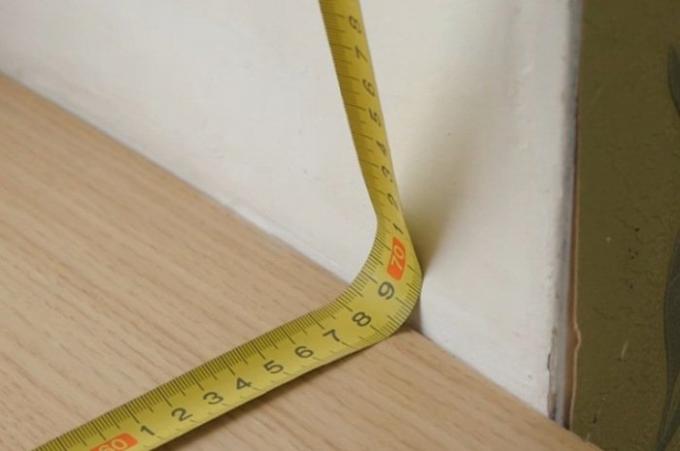 Измерване на лента в ъгъла.