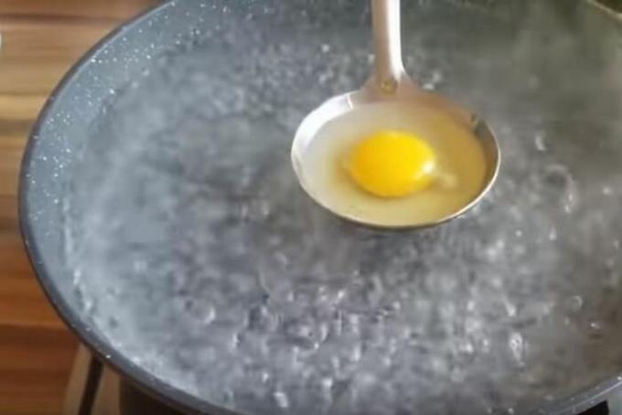 Сипете яйцето. / Снимка: youtube.com. 