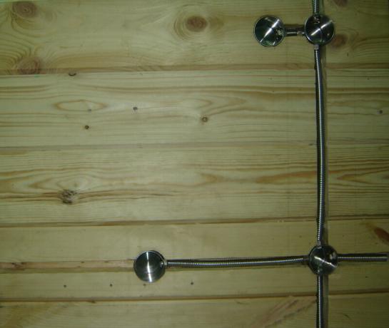 Фигура 3: метални кутии в дървена стена