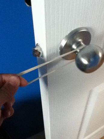 Как да отворите някоя врата без ръце