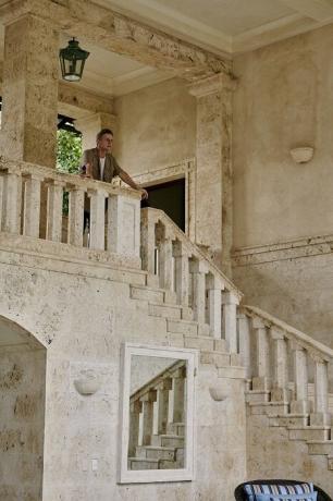 Величественият стълбище води до втория етаж на вилата. | Снимка: Тиаго Молинос (Тиаго Молинос).
