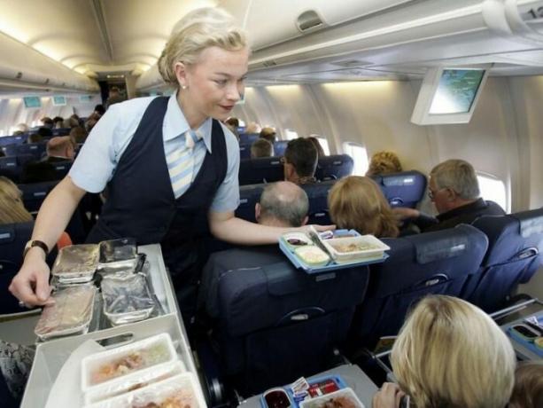 В полет, трябва да бъдат подготвени за факта, че храната ще бъде много консерванти.