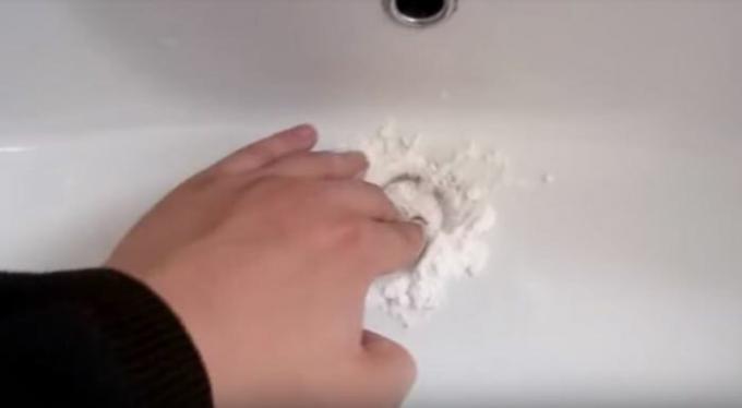 Изкован сода в мивката. / Снимка: youtube.com.
