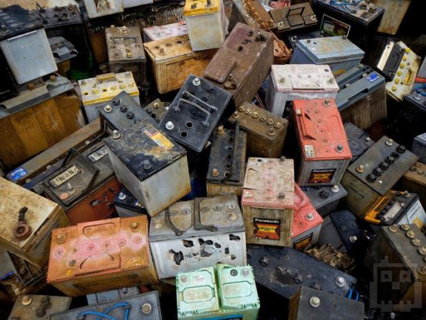 Старите батерии са вредни за околната среда. | Снимка: amd-msk.ru. 