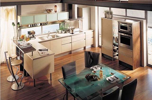 Интериорът на кухнята-трапезарията е много модерен в наши дни.