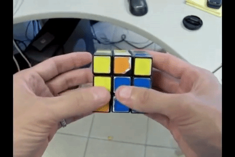 Как да се съберат куб на Рубик с две движения