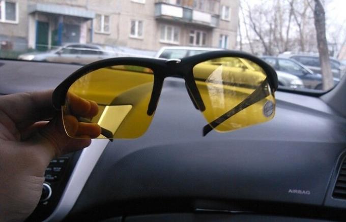 Жълти очила за нощно шофиране: реална помощ или промоционална Dummy