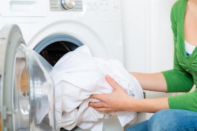 Как да се извърши безопасно белина за пране и облекло