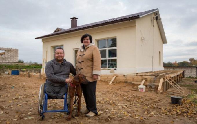 Беларуски инвалидна количка учи клипове на Youtube и да го е повторено стария магазин в къщата