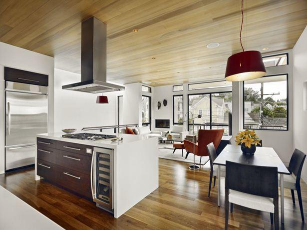 Дървени тавани за кухнята определено си струва да изберете, ако стаята е декорирана в еко стил или подът е облицован с паркет / ламинат