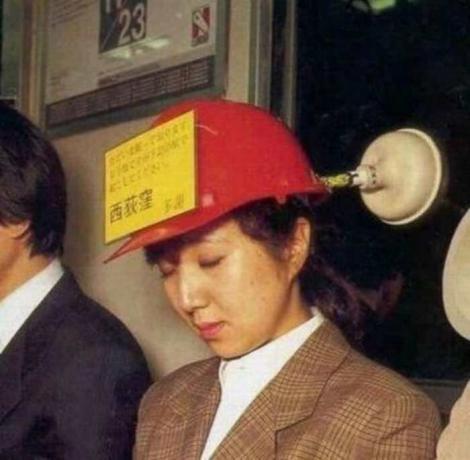 Японски често са толкова уморени, че заспиват дори стои в обществения транспорт. / Снимка: humourdemecs.com