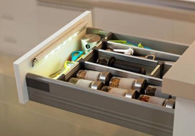 Осигурете чекмеджетата със специални разделители, които оформят секции с различни размери за съхранение на кухненски прибори