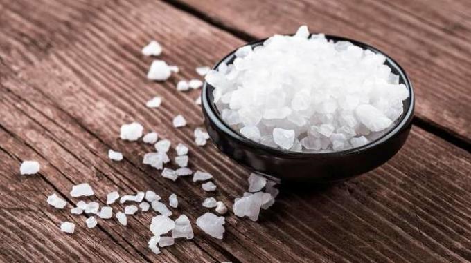 Английска сол има много невероятни качества, така че не боли да се поддържа във всеки дом аптечката. / Снимка: remedioscaserostop.com. 