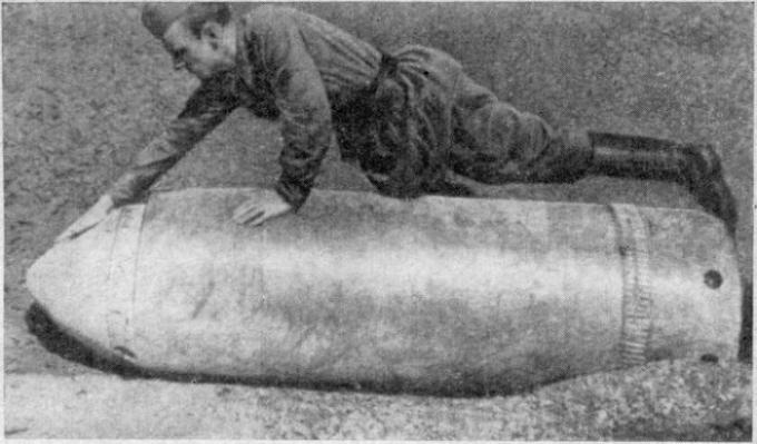Съветски войник заловен с снаряд.