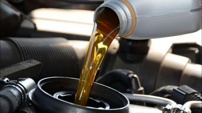 Важно е да се получи в навик за навременно и редовно смяна на маслото в двигателя и скоростната кутия. | Снимка: i.ytimg.com. 