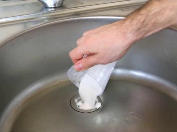 В кухнята на мивка мирише лошо? Лесно се справят с това недоразумение