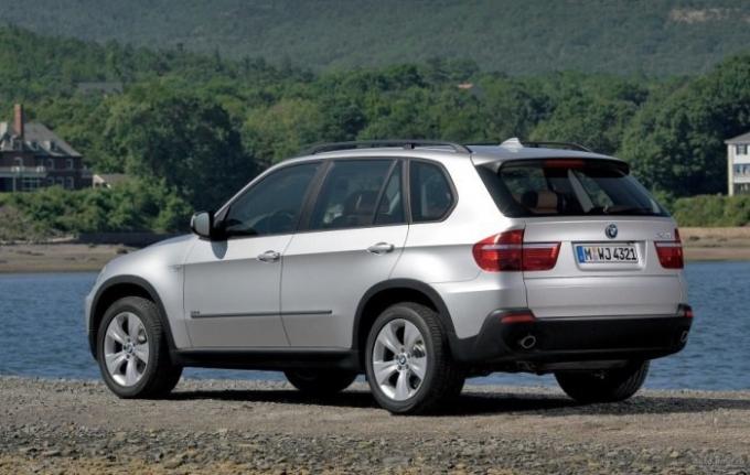 Средно голям луксозен кросоувър BMW X5 второ поколение. | Снимка: autodmir.ru.