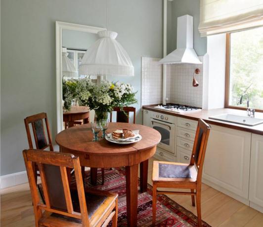 Кръгла маса в малка кухня ще бъде по-подходяща от правоъгълна.