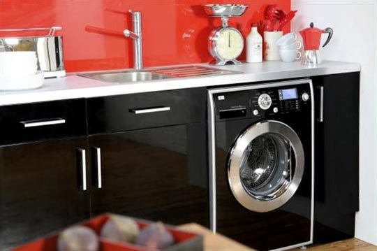 Какво може да си представим по-стилно от черните фронтове и черната повърхност на пералната машина