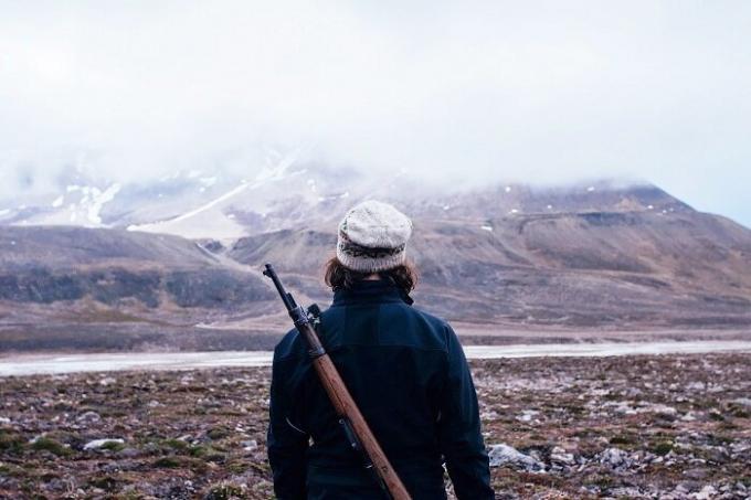 На разходка, можете да отидете само с пистолет (Longyearbyen, Норвегия).