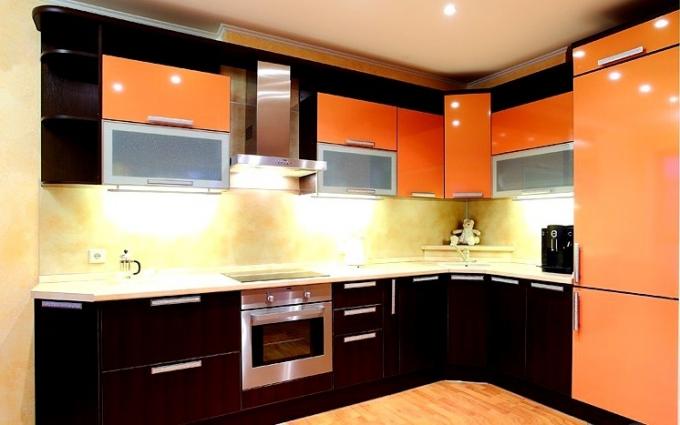 кухненски дизайн в оранжеви цветове