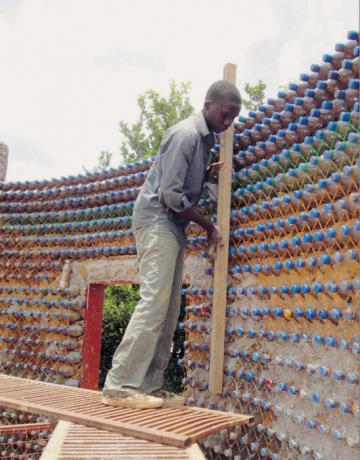 Къща от пластмасови бутилки млад мъж решил да направи кръгла форма. | Снимка: ezermester.hu.