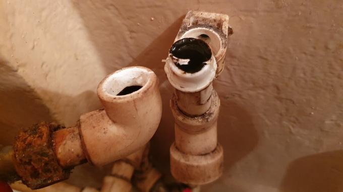 Три водопроводчици грешка поради което счупена тръба