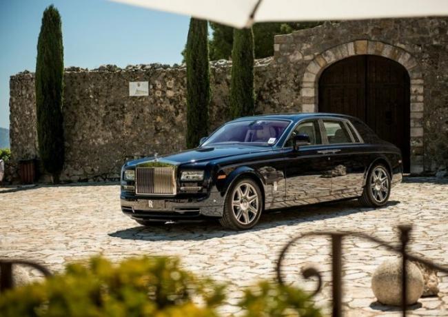 Добрите стари Rolls-Royce Phantom и всички добри. 