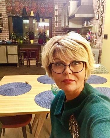 Джулия Меншов на фона на актуализираната си кухня-трапезария.