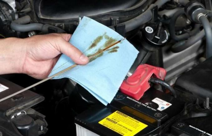  5 грешки при проверка на маслото на двигателя, които са изпълнени с повреда на двигателя. / Снимка: megasos.com.
