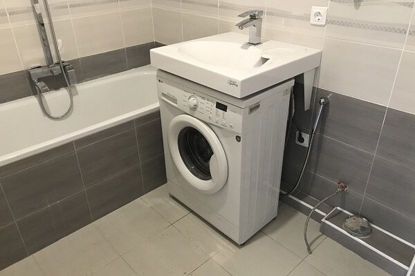 Перална машина под мивката в банята