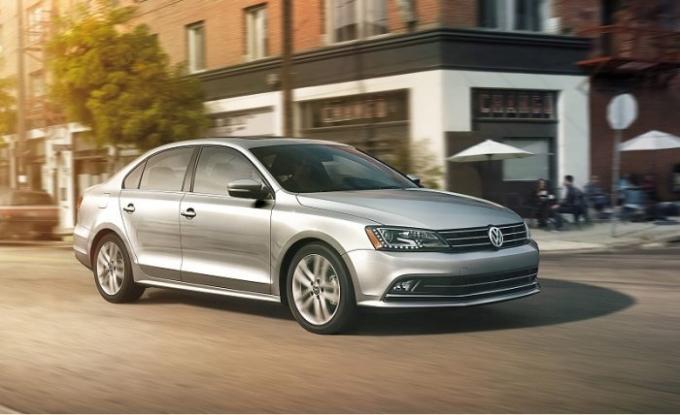 Volkswagen Jetta компактен седан през 2015. | Снимка: cheatsheet.com.