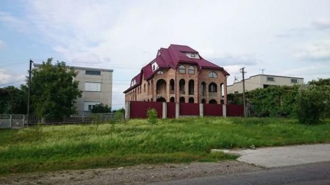Най-богатият село в Украйна, където няма едноетажна сграда.