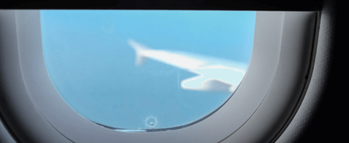 В действителност, прозорците на самолета не са запечатани. / Снимка: theunknownbutnothidden.com